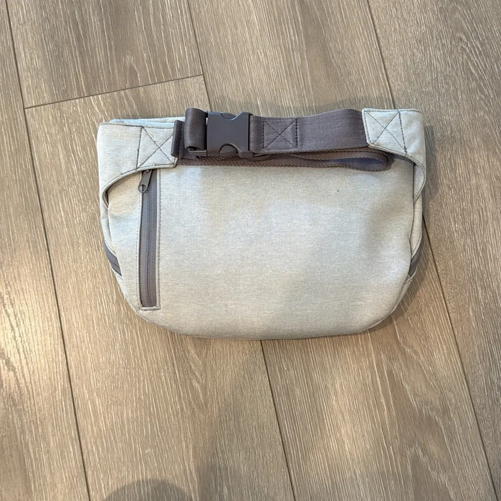 Go goldbug 2in1 changing pad and waist bag
